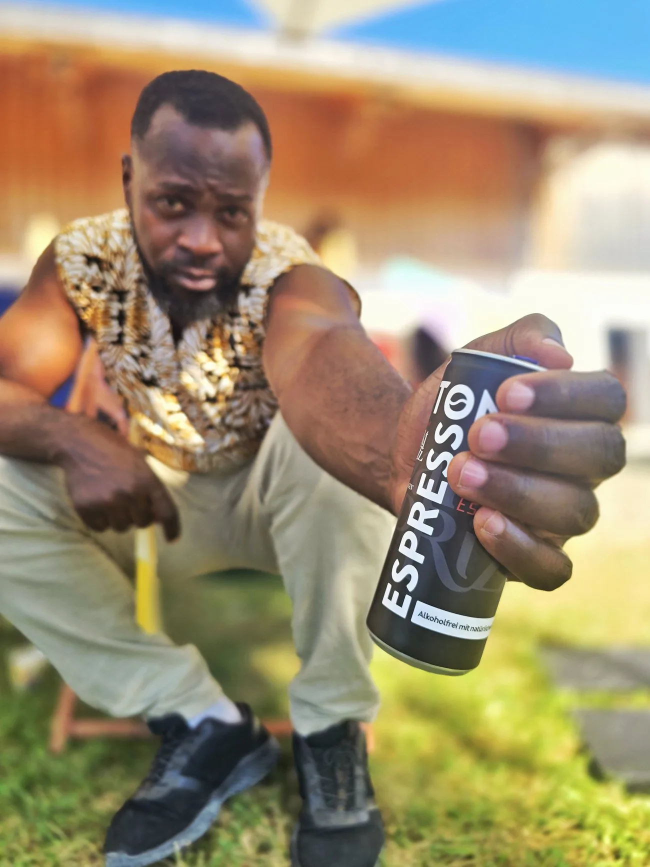Hand hält eine Dose Espresso Tonic in die Kamera, Etikett gut lesbar