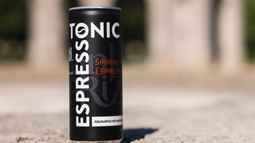 Espresso-Tonic-Dose vor Münchner Kuppelbau, Querformat