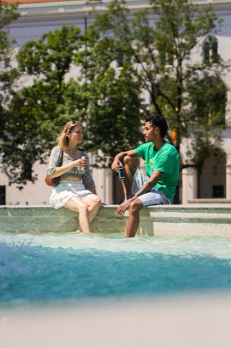 Press photo: summer moment with a can of Espresso Tonic at a Munich fountain