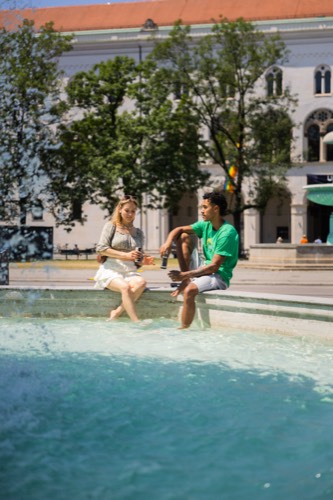 Pressefoto: Paar mit Espresso Tonic, Füße im Brunnenwasser