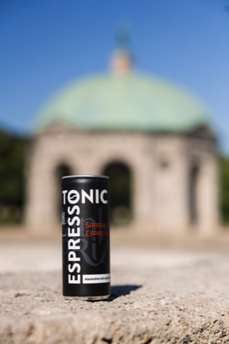Pressefoto: Espresso-Tonic-Dose vor dem Münchner Hofgarten-Tempel