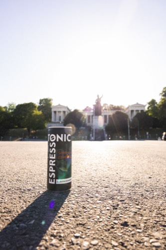 Pressefoto: Espresso-Tonic-Dose vor Bavaria und Ruhmeshalle in München