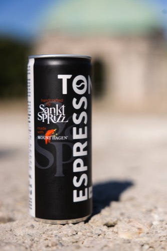 Pressefoto: Rückseite der Espresso-Tonic-Dose – handcrafted by Sankt Sprizz, made with Mount Hagen