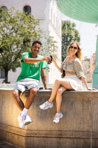 Pressefoto: Zwei Genießer mit Espresso Tonic am Münchner Brunnen
